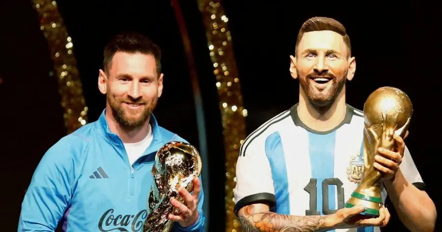 Foto de Estatua de Messi en el Museo de la CONMEBOL