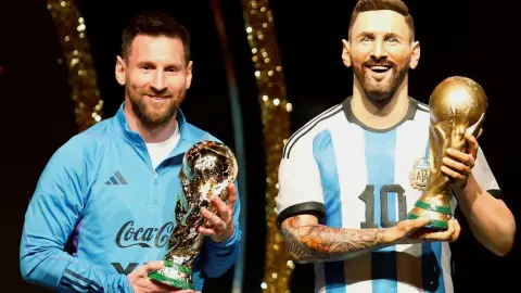 Foto de Estatua de Messi en el Museo de la CONMEBOL