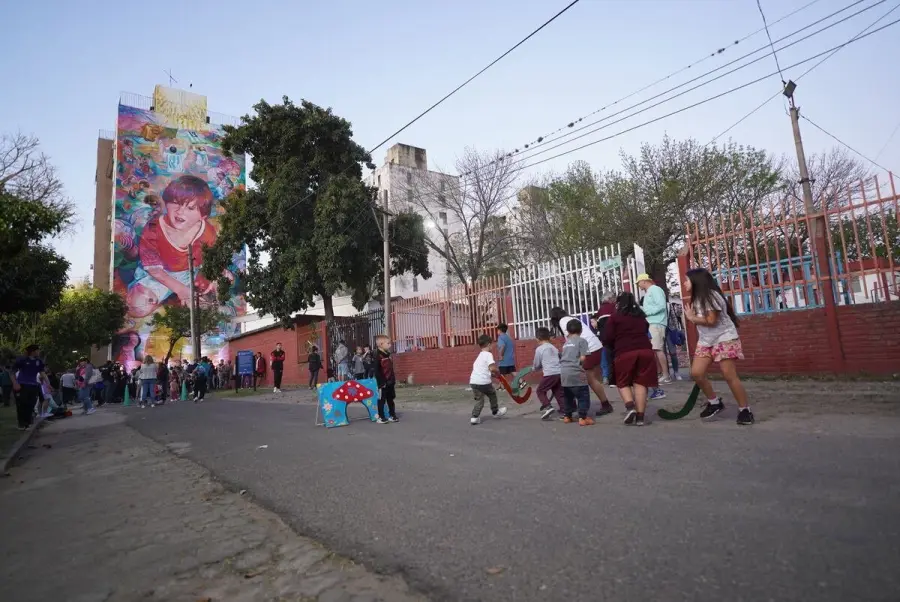 Foto de Messi niño frente al Club Grandoli