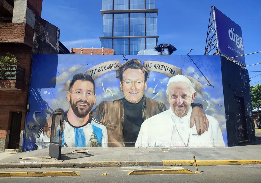 Foto de Conan O'Brien, Messi y el Papa