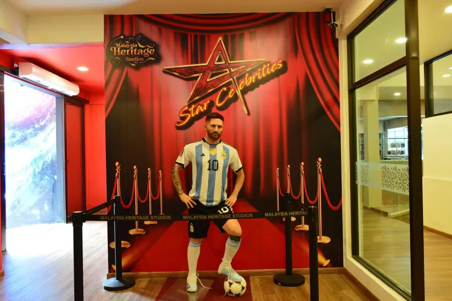 Foto de Estatua de Messi en Malaysia Heritage Studios