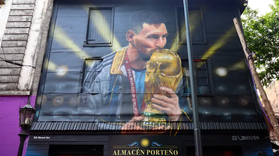 Foto de Messi con la Copa (Uasen 94, La Boca)