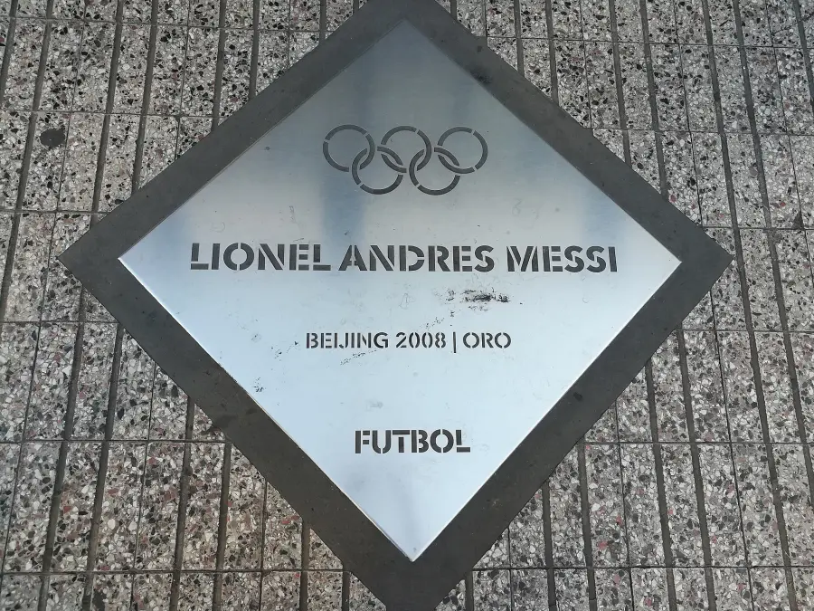 Foto de Placa de Messi en el Paseo de los Olímpicos