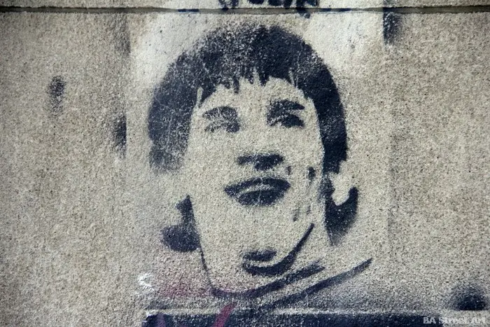 Foto de Messi de chico, stencil en Villa Crespo (2014)