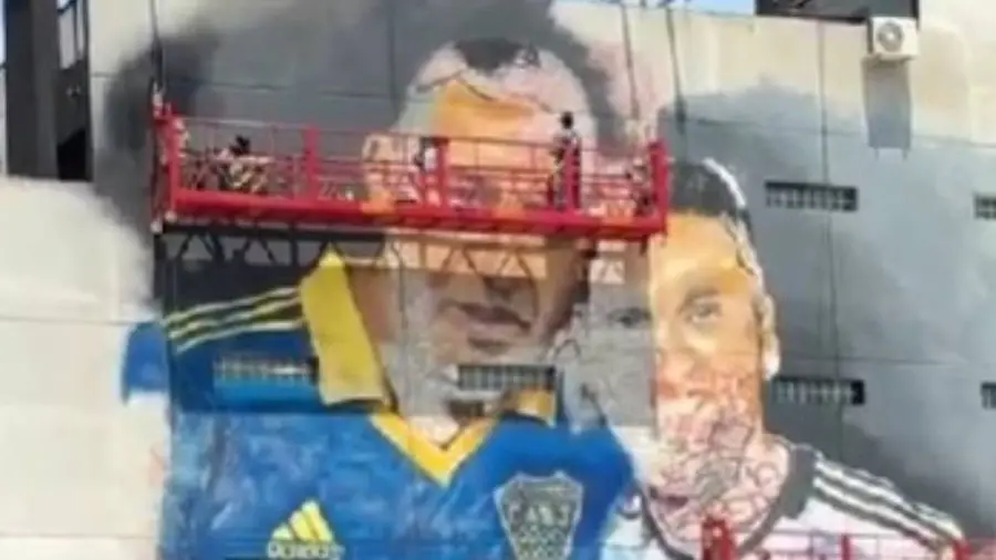 Foto de Riquelme y Messi frente a La Bombonera