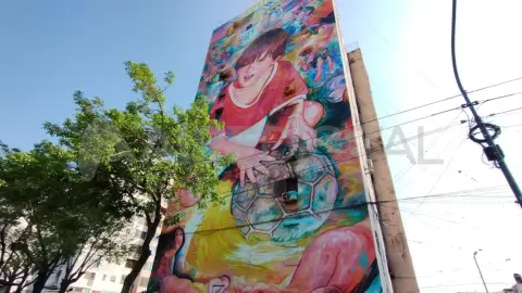 Foto de Messi niño frente al Club Grandoli